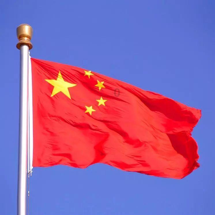 巴彦淖尔市持续数日低温，不冻泉下游出现大面积冰花，呈现出绿草与冰雪同框景观