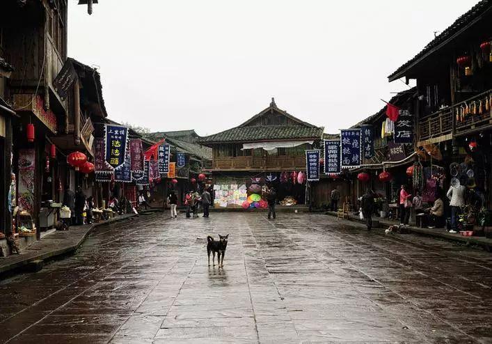 为什么一个女人，找她的都是做生意的老板呢？游戏画面